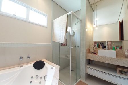 Casa à venda com 313m², 4 quartos e 6 vagas Casa à venda com 313m², 4 quartos e 6 vagasBanheiro da Suíte 1