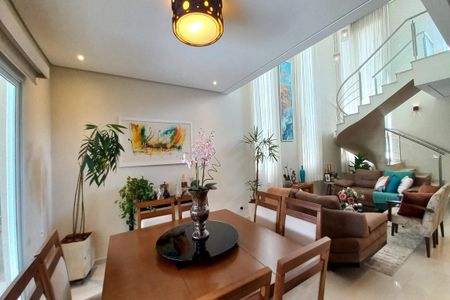 Casa à venda com 313m², 4 quartos e 6 vagas Casa à venda com 313m², 4 quartos e 6 vagasSala de Jantar