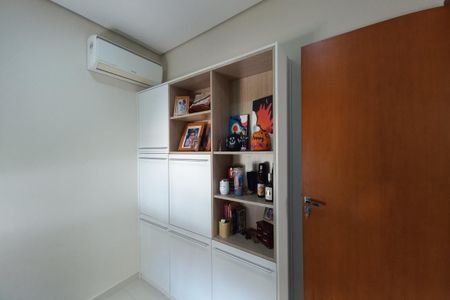 Casa à venda com 313m², 4 quartos e 6 vagas Casa à venda com 313m², 4 quartos e 6 vagasEscritório