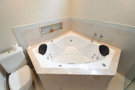 Casa à venda com 313m², 4 quartos e 6 vagas Casa à venda com 313m², 4 quartos e 6 vagasBanheiro da Suíte 1