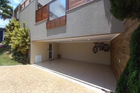 Casa à venda com 313m², 4 quartos e 6 vagas Casa à venda com 313m², 4 quartos e 6 vagasGaragem