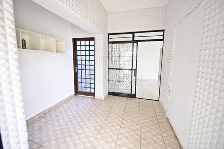 Casa para alugar com 250m², 2 quartos e 2 vagasEntrada
