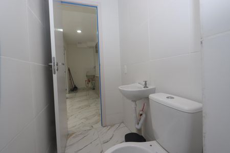 Banheiro de apartamento à venda com 2 quartos, 32m² em Quinta da Paineira, São Paulo