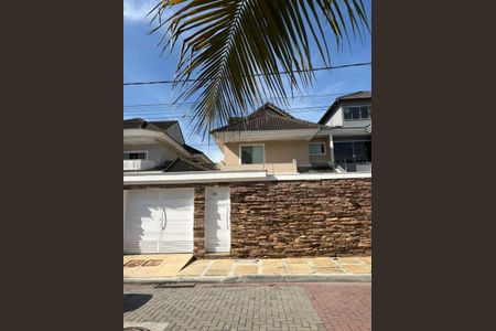 Casa de condomínio à venda com 280m², 4 quartos e 2 vagasVista