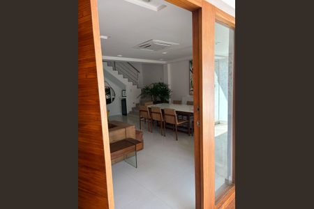 Sala de casa de condomínio à venda com 4 quartos, 280m² em Recreio dos Bandeirantes, Rio de Janeiro