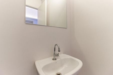 Banheiro de kitnet/studio para alugar com 1 quarto, 27m² em República, São Paulo