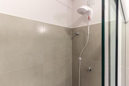 Banheiro de kitnet/studio para alugar com 1 quarto, 27m² em República, São Paulo