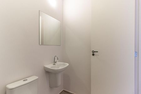 Banheiro de kitnet/studio para alugar com 1 quarto, 27m² em República, São Paulo
