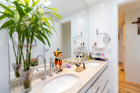 Apartamento à venda com 140m², 3 quartos e 3 vagas Apartamento à venda com 140m², 3 quartos e 3 vagasBanheiro da Suíte 1