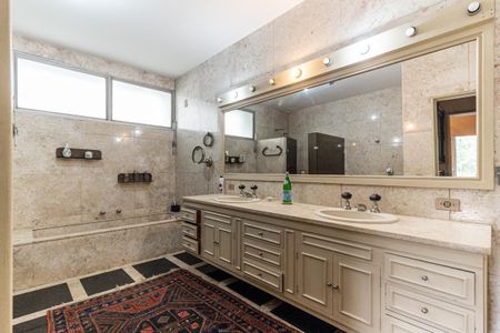 Apartamento à venda com 600m², 4 quartos e 4 vagas Apartamento à venda com 600m², 4 quartos e 4 vagasBanheiro da Suíte 1