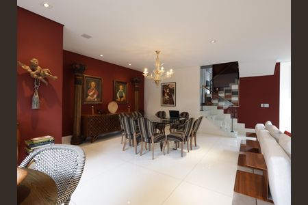 Casa de condomínio à venda com 420m², 4 quartos e 7 vagasSala