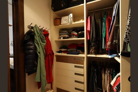 Casa de condomínio à venda com 420m², 4 quartos e 7 vagasCloset da suíte 2