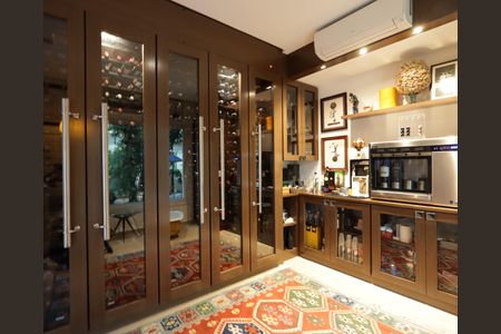 Casa de condomínio à venda com 420m², 4 quartos e 7 vagasAdega