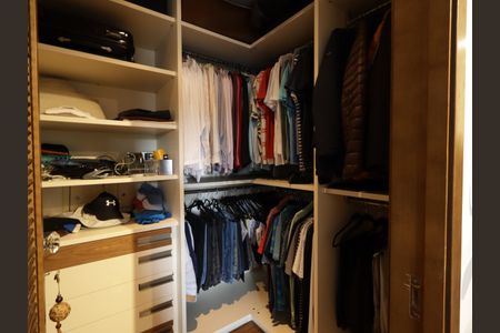 Casa de condomínio à venda com 420m², 4 quartos e 7 vagasCloset da suíte 2