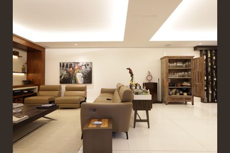 Casa de condomínio à venda com 420m², 4 quartos e 7 vagasSala de TV