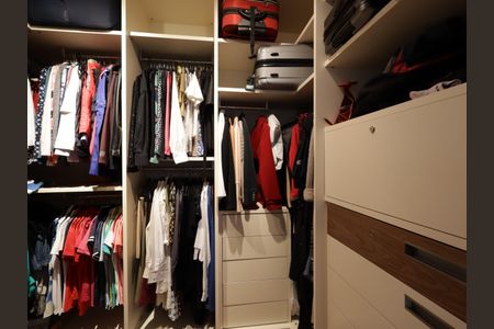 Casa de condomínio à venda com 420m², 4 quartos e 7 vagasCloset da suíte 2