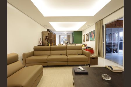 Casa de condomínio à venda com 420m², 4 quartos e 7 vagasSala de TV