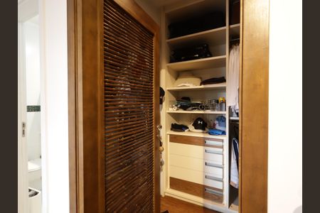 Casa de condomínio à venda com 420m², 4 quartos e 7 vagasCloset da suíte 2