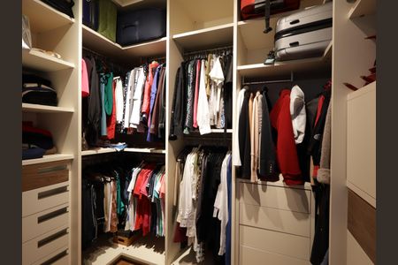 Casa de condomínio à venda com 420m², 4 quartos e 7 vagasCloset da suíte 2