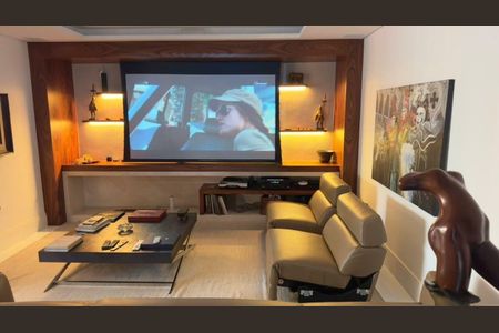 Casa de condomínio à venda com 420m², 4 quartos e 7 vagasSala de TV