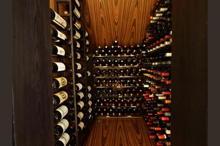 Casa de condomínio à venda com 420m², 4 quartos e 7 vagasAdega