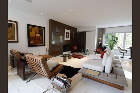 Casa de condomínio à venda com 420m², 4 quartos e 7 vagasSala