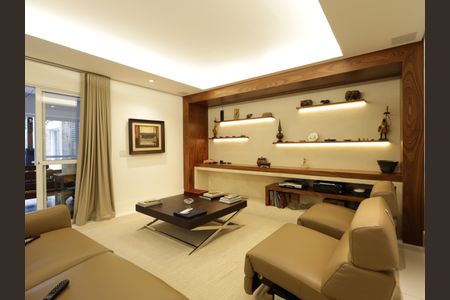 Casa de condomínio à venda com 420m², 4 quartos e 7 vagasSala de TV