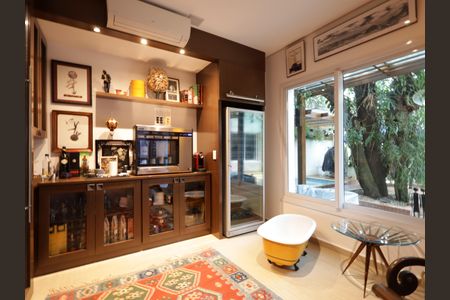 Casa de condomínio à venda com 420m², 4 quartos e 7 vagasAdega