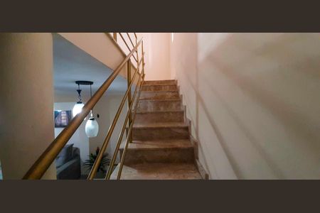 Casa à venda com 130m², 3 quartos e 3 vagas Casa à venda com 130m², 3 quartos e 3 vagasEscada