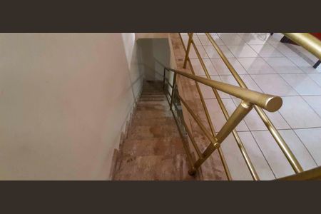 Casa à venda com 130m², 3 quartos e 3 vagas Casa à venda com 130m², 3 quartos e 3 vagasEscada