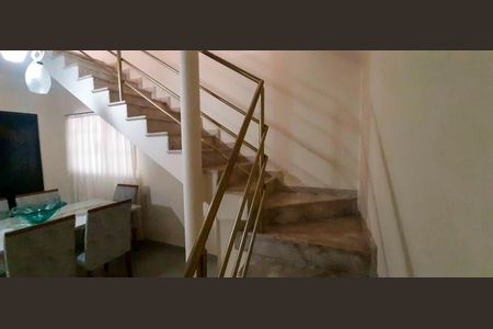 Casa à venda com 130m², 3 quartos e 3 vagas Casa à venda com 130m², 3 quartos e 3 vagasEscada