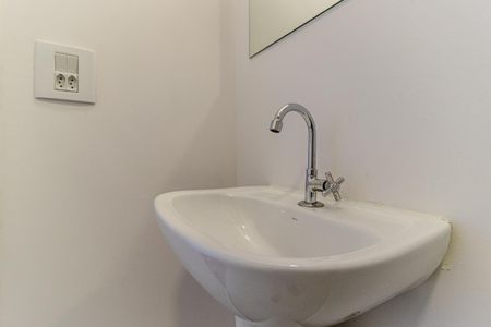 Banheiro de apartamento para alugar com 1 quarto, 46m² em República, São Paulo
