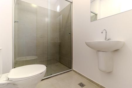 Banheiro de kitnet/studio para alugar com 1 quarto, 33m² em República, São Paulo