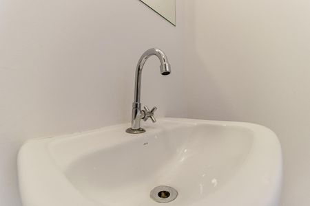 Banheiro Social de kitnet/studio para alugar com 1 quarto, 27m² em República, São Paulo