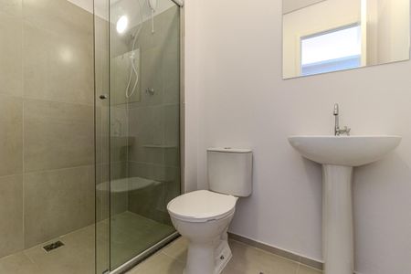 Banheiro de kitnet/studio para alugar com 1 quarto, 27m² em República, São Paulo