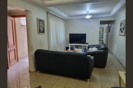 Casa à venda com 221m², 3 quartos e 2 vagasFoto 02