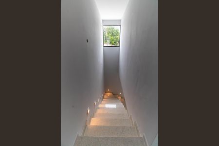 Casa à venda com 120m², 3 quartos e 2 vagas Casa à venda com 120m², 3 quartos e 2 vagasEscada