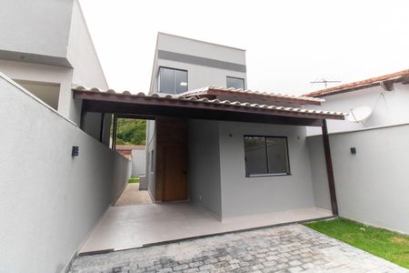 Casa à venda com 120m², 3 quartos e 2 vagas Casa à venda com 120m², 3 quartos e 2 vagasFachada