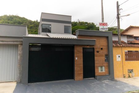 Casa à venda com 120m², 3 quartos e 2 vagas Casa à venda com 120m², 3 quartos e 2 vagasFachada