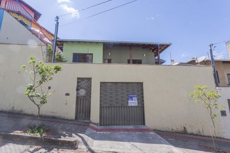 Casa à venda com 109m², 2 quartos e 2 vagas Casa à venda com 109m², 2 quartos e 2 vagasFachada