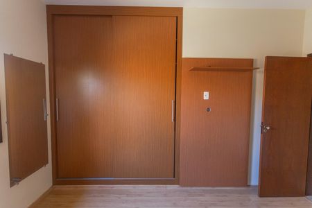 Casa à venda com 109m², 2 quartos e 2 vagas Casa à venda com 109m², 2 quartos e 2 vagasArmário do Quarto 1