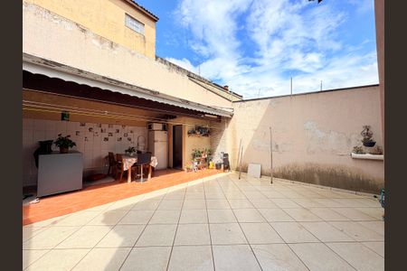 Casa à venda com 200m², 3 quartos e 2 vagasQuintal com churrasqueira