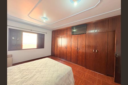 Casa à venda com 200m², 3 quartos e 2 vagasSuíte
