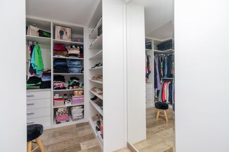 Casa à venda com 400m², 3 quartos e 5 vagas Casa à venda com 400m², 3 quartos e 5 vagasCloset