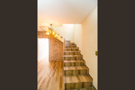 Casa para alugar com 100m², 2 quartos e 1 vagaEscada