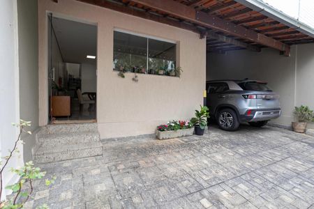 Casa à venda com 210m², 3 quartos e 2 vagas Casa à venda com 210m², 3 quartos e 2 vagasFachada