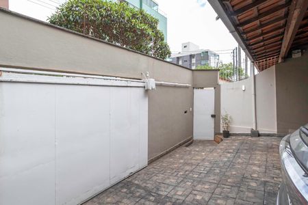 Casa à venda com 210m², 3 quartos e 2 vagas Casa à venda com 210m², 3 quartos e 2 vagasEntrada