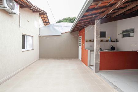Casa à venda com 210m², 3 quartos e 2 vagas Casa à venda com 210m², 3 quartos e 2 vagasQuintal