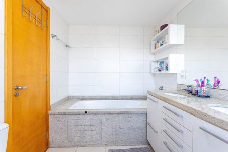 Apartamento à venda com 176m², 3 quartos e 3 vagasBanheiro do Quarto 1