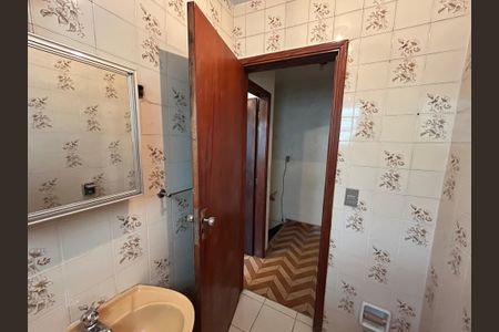 Casa à venda com 199m², 4 quartos e 2 vagas Casa à venda com 199m², 4 quartos e 2 vagasBanheiro 1 Casa 2